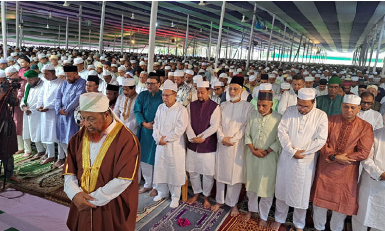ভেদাভেদ ভুলে এক কাতারে মুসল্লিরা, ঈদের আনন্দে মুখর চট্টগ্রাম