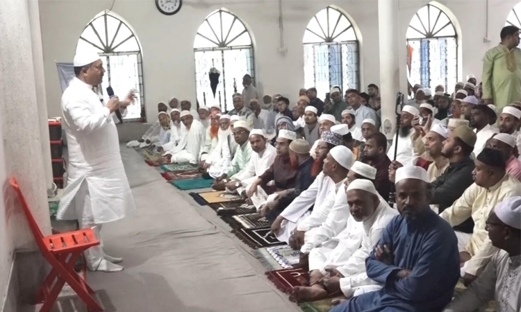 গৌরনদীতে নিজ এলাকায় ঈদুল ফিতরের নামাজ আদায় তথ্যমন্ত্রীর