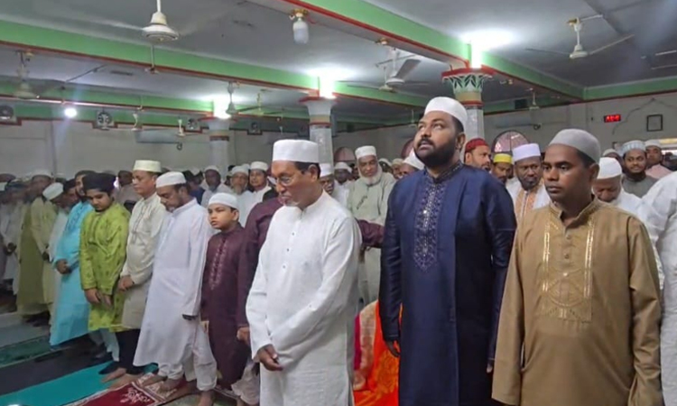 পাথরঘাটা সদর জামে মসজিদে ঈদের নামাজ আদায় করলেন চিফ হুইপ