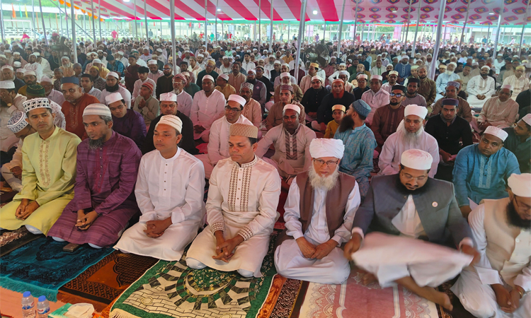 উৎসবমুখর পরিবেশে মানিকগঞ্জে ঈদ-উল-ফিতর উদ্যাপিত 
