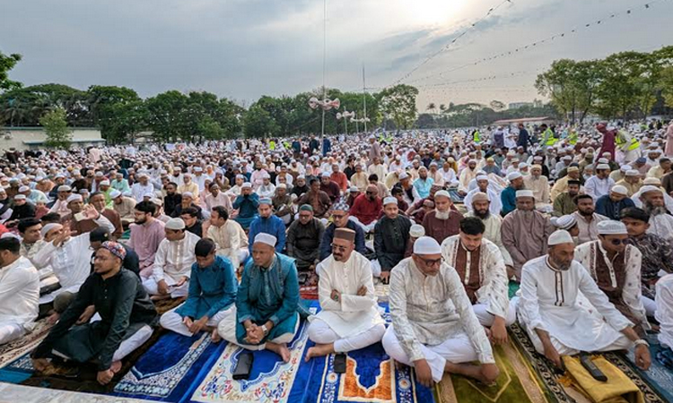 ময়মনসিংহে মাঠ ও মসজিদে ঈদুল ফিতরের জামাত অনুষ্ঠিত