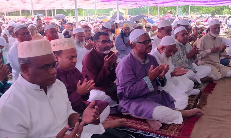 বিশ্ব মুসলিমের শান্তি কামনা করে নাটোরে ঈদের নামাজ অনুষ্ঠিত  
