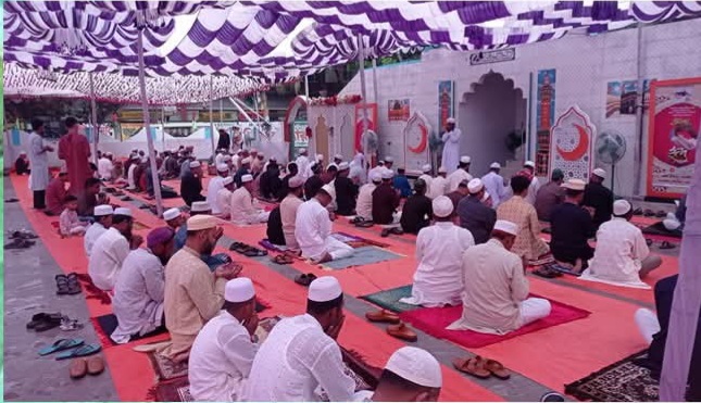 বৈরি আবহাওয়ার উপেক্ষা করে সাতক্ষীরায় ঈদের জামাত অনুষ্ঠিত