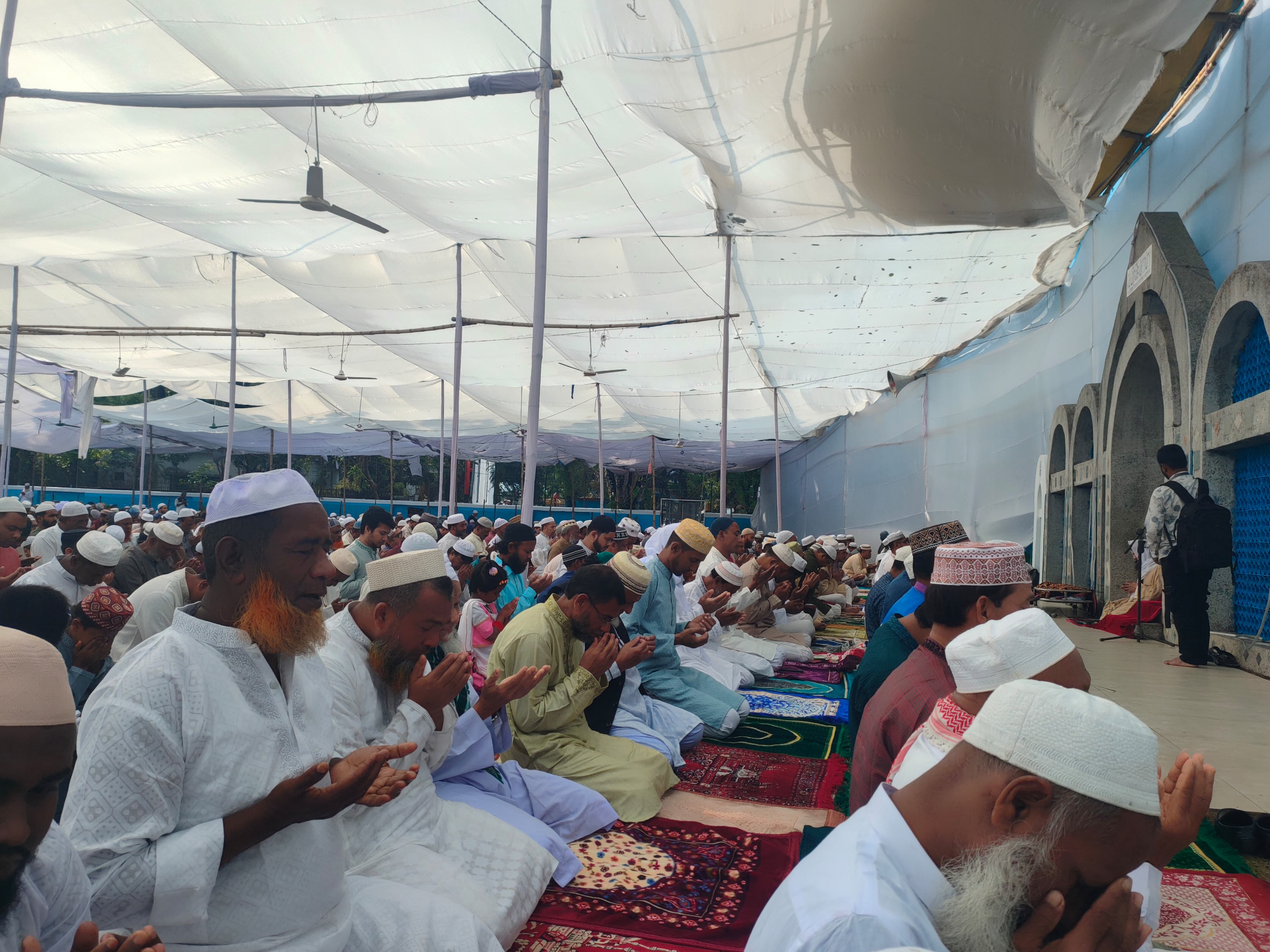 নীলফামারীতে ধর্মীয় ভাবগাম্ভীর্যে ঈদ উদযাপিত