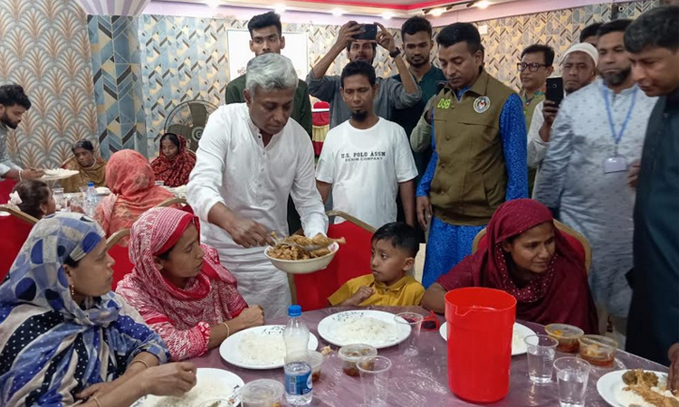 সুবিধা বঞ্চিত ৬শ’ জনকে খাবার পরিবেশন করলেন অনিন্দ্য ইসলাম 