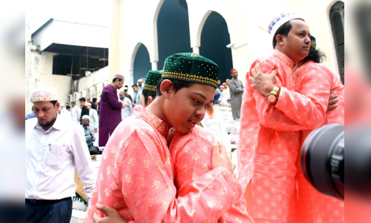 ধর্মীয় ভাবগাম্ভীর্য ও উৎসবের মধ্যদিয়ে পবিত্র ঈদুল ফিতর উদযাপিত