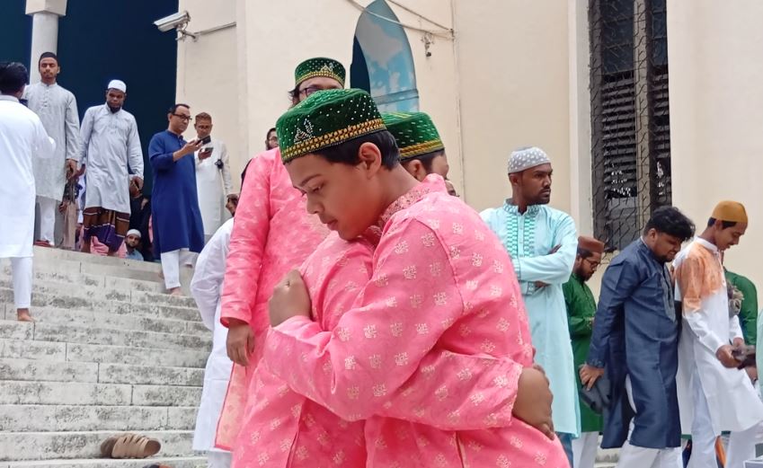 ধর্মীয় ভাবগাম্ভীর্য ও উৎসবের মধ্যদিয়ে পবিত্র ঈদুল ফিতর উদযাপিত