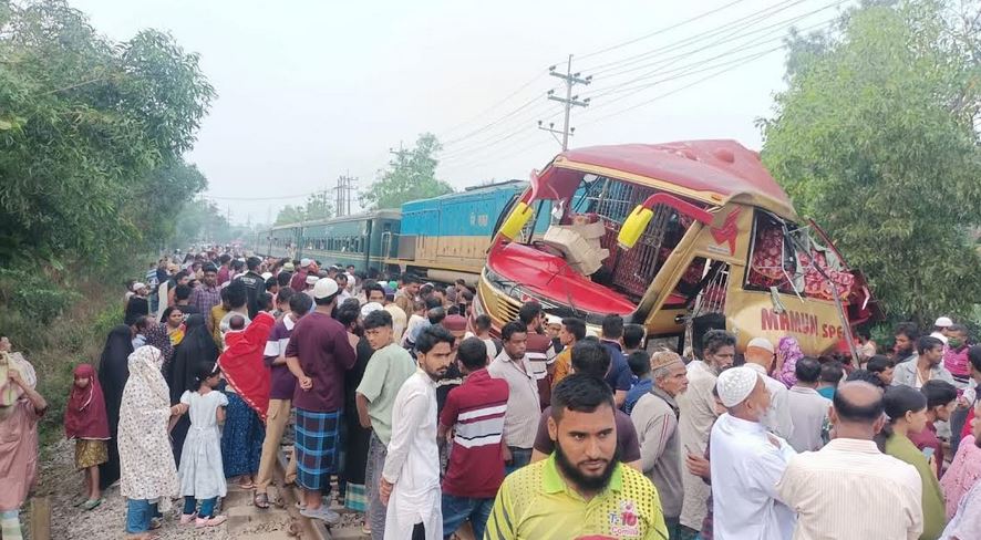 কুমিল্লায় বাস-ট্রেন সংঘর্ষে নিহতদের পরিবারকে ২৫ হাজার টাকা সহায়তা