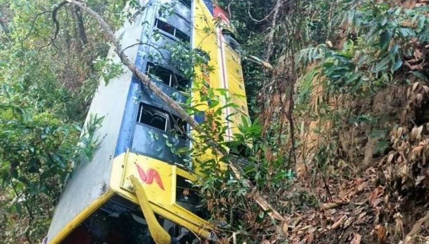 বান্দরবানে পর্যটকবাহী বাস খাদে পড়ে আহত ১৫