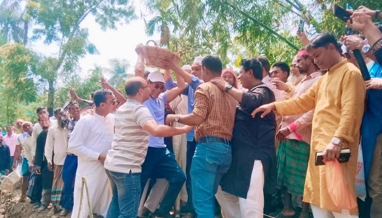 বরগুনায় খাল খনন কর্মসূচীর উদ্বোধন করেছেন চিফ হুইপ