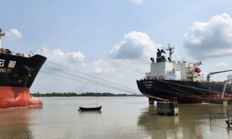 মার্চের ২২ দিনে চট্টগ্রাম বন্দরে ২৫ জাহাজ জ্বালানি খালাস