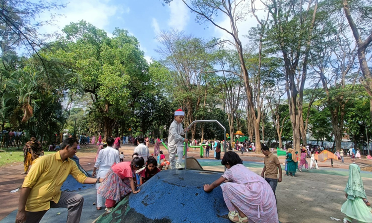 রাজধানীর বিনোদন কেন্দ্রগুলোতে উপচে পড়া ভিড়