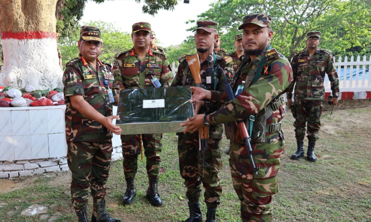 পার্বত্য চট্টগ্রামে সেনা ক্যাম্প পরিদর্শন করেছেন সেনাবাহিনী প্রধান