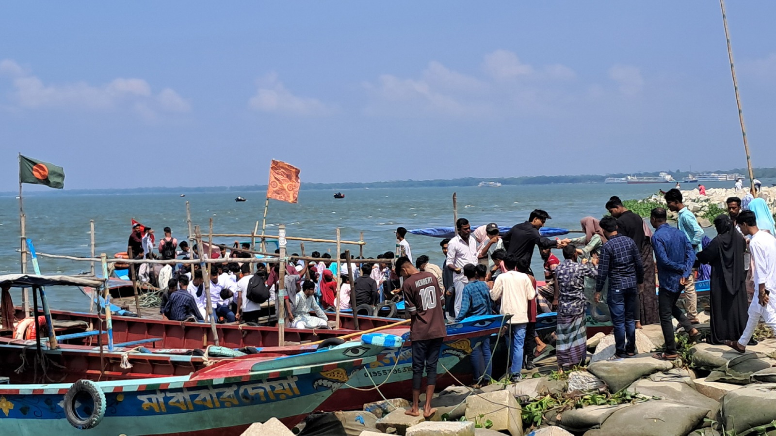 ঈদের ছুটিতে চাঁদপুর তিন নদীর মোহনায় উপচে পড়া ভিড়