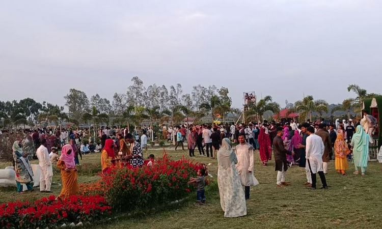 ঈদের ছুটিতে পঞ্চগড় জেলা প্রশাসন ইকোপার্কে দর্শনার্থীদের ঢল