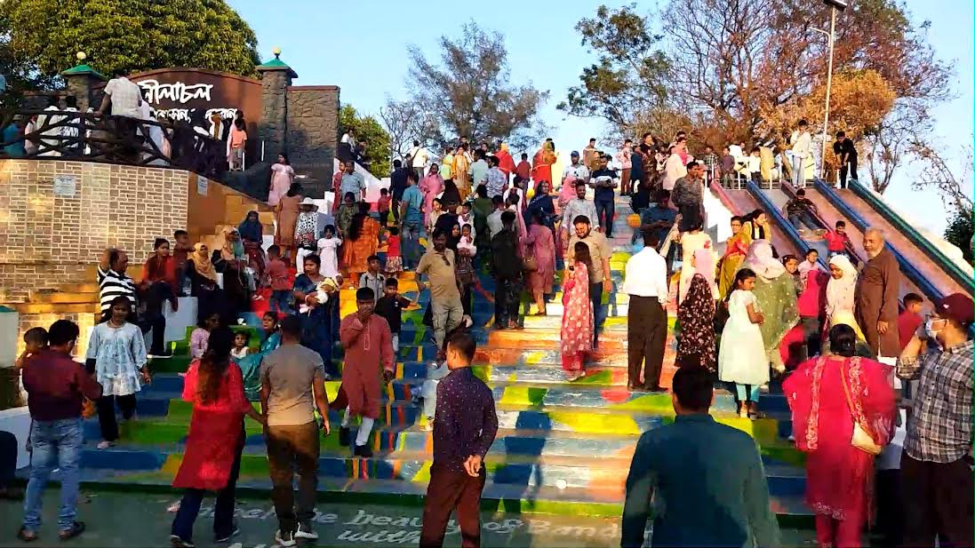 মেঘ-পাহাড় দেখতে এসেছেন হাজারো পর্যটক