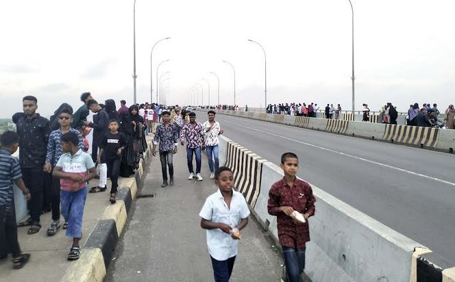 খুলনায় ঈদে বিনোদনকেন্দ্রগুলোতে দর্শনার্থীদের পদচারণায় উৎসবমুখর আবহ