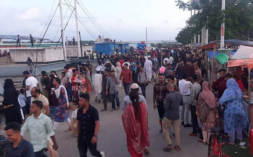 বরিশালের বিনোদন কেন্দ্রগুলোতে মানুষের ভিড়