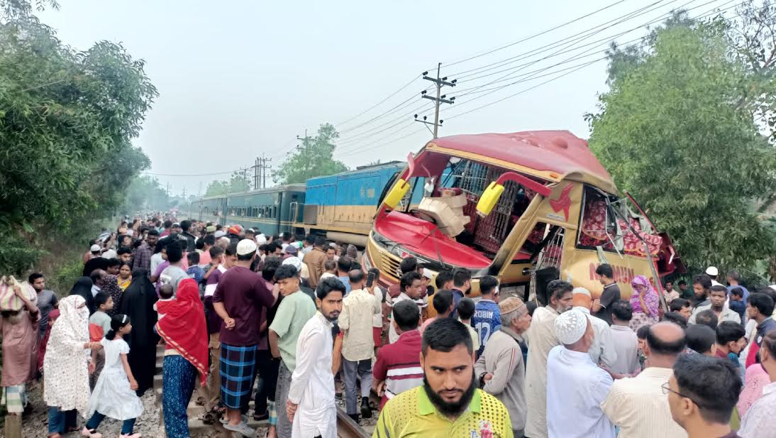 কুমিল্লায় ট্রেন-বাস সংঘর্ষ: গাফিলতির অভিযোগে দুই গেটম্যানের বিরুদ্ধে মামলা