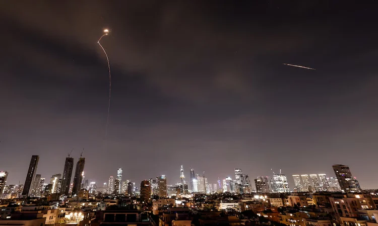 ইসরাইলে নতুন করে ব্যালিস্টিক ক্ষেপণাস্ত্র হামলা চালিয়েছে ইরান
