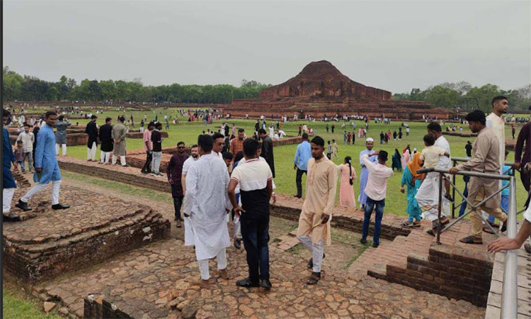 নওগাঁয় বিনোদন কেন্দ্রে দর্শনার্থীদের উপচেপড়া ভিড়