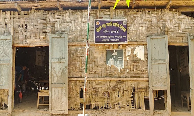 হরিনাথপাড়ার একমাত্র প্রাথমিক বিদ্যালয়ের নির্মাণ কাজে দীর্ঘসূত্রিতায় ক্ষতিগ্রস্ত শিক্ষার্থীরা