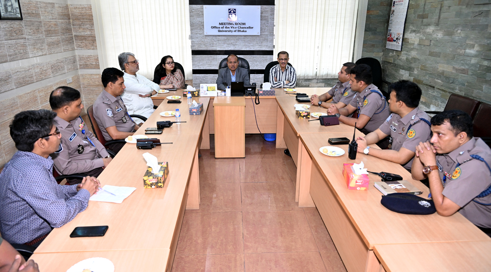 ঢাবি প্রশাসনের সঙ্গে আইন-শৃঙ্খলা রক্ষাকারী বাহিনীর মতবিনিময়