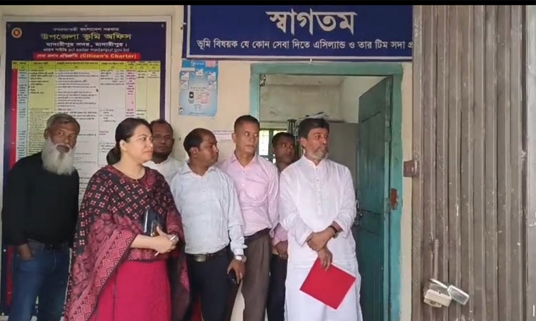 মাদারীপুর ভূমি অফিসে আকস্মিক পরিদর্শন এমপি’র 