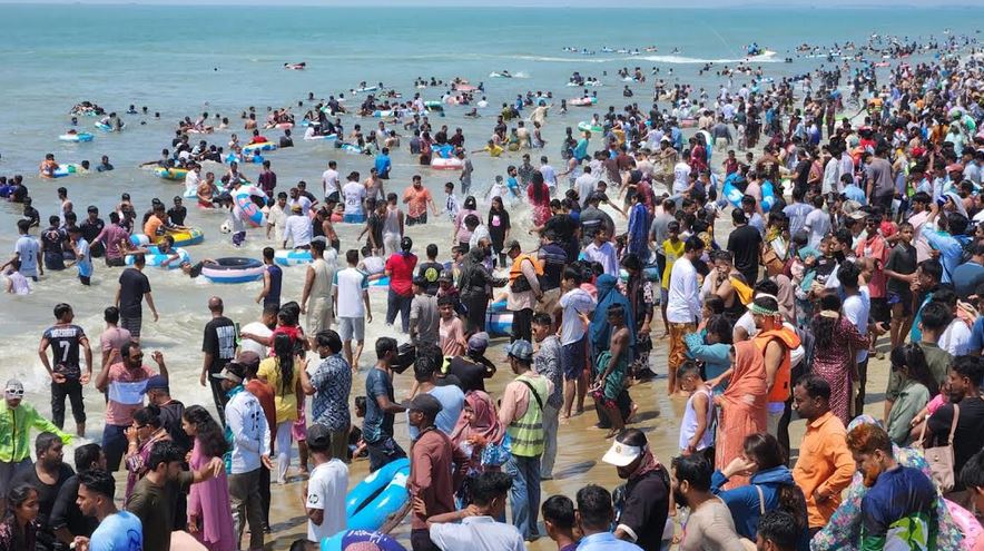 ঈদের ছুটিতে কক্সবাজারে পর্যটকের ঢল, চাঙা পর্যটন খাত