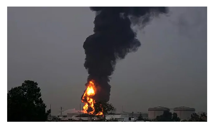 ড্রোন হামলায় জ্বালানি ট্যাঙ্কে আঘাত হানার পর কুয়েত বিমানবন্দরে আগুন