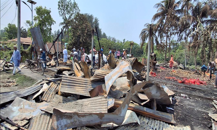 নোয়াখালীর ভূঁইয়ার হাটবাজারে অগ্নিকাণ্ডে ২৪ টি দোকান পুড়ে ছাই