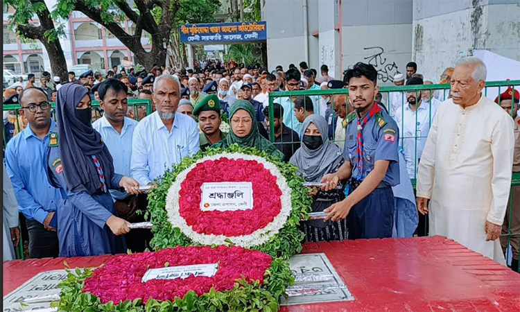 গণহত্যা দিবসে ফেনীতে বধ্যভূমি স্মৃতিস্তম্ভে সর্বস্তরের মানুষের শ্রদ্ধা