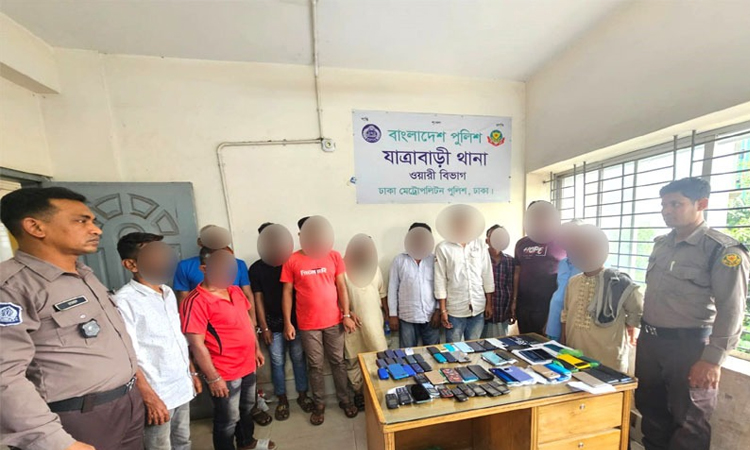 রাজধানীতে ৬২টি চোরাই মোবাইলসহ ১২ জন গ্রেফতার