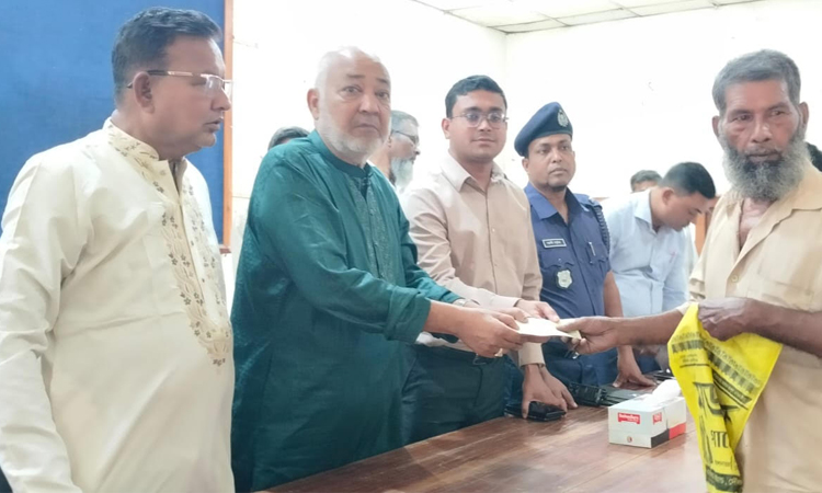 কুষ্টিয়ায় দুস্থ রোগীদের মধ্যে আর্থিক অনুদান বিতরণ