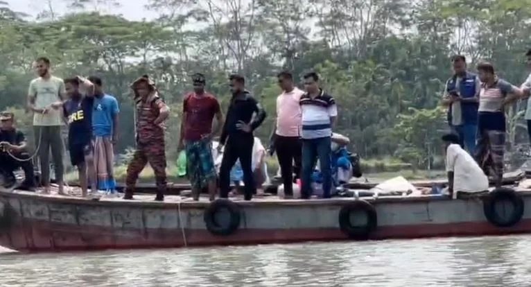 পটুয়াখালীতে লঞ্চের ধাক্কায় ট্রলার ডুবি, দু’জনের মরদেহ উদ্ধার