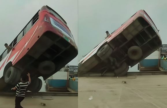 দৌলতদিয়া ঘাটে ফেরিতে ওঠার সময় যাত্রী নিয়ে বাস পদ্মায় ডুবে গেছে