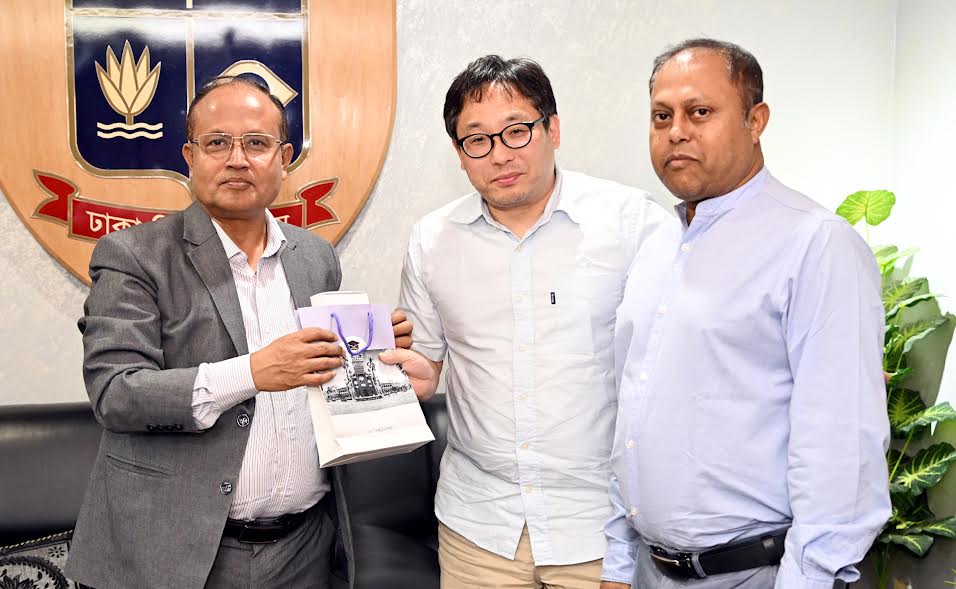 ঢাবি উপাচার্যের সঙ্গে জাপানের অধ্যাপকের সৌজন্য সাক্ষাৎ
