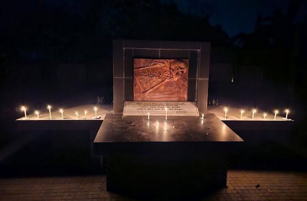 টাঙ্গাইলে বধ্যভূমিতে শহীদদের স্মরণে মোমবাতি প্রজ্বালন ও আলোর মিছিল