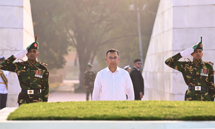জিয়াউর রহমানের সমাধিতে প্রধানমন্ত্রীর শ্রদ্ধা নিবেদন
