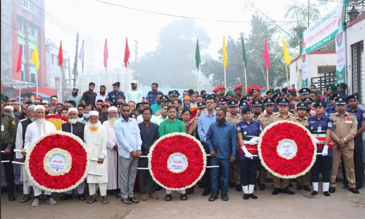 শেরপুরে স্বাধীনতা দিবসে মুক্তিযুদ্ধ স্মৃতিস্তম্ভে পুষ্পস্তবক অর্পণ