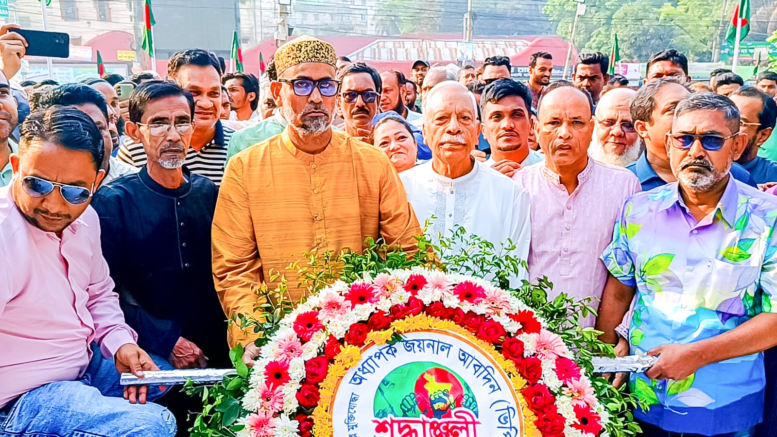 ফেনীতে মুক্তিযুদ্ধ স্মৃতিস্তম্ভে সর্বস্তরের মানুষের শ্রদ্ধা