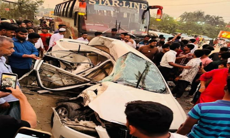 কুমিল্লায় বাসের ধাক্কায় প্রাইভেটকারে থাকা একই পরিবারের ৪ জনসহ নিহত ৫ 
