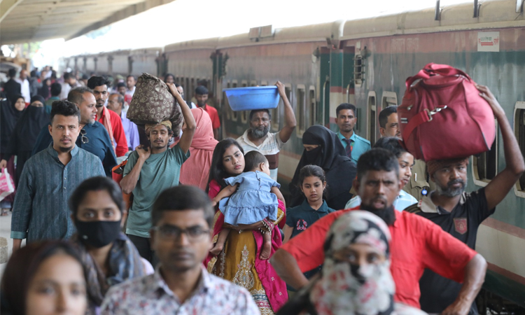 ছুটি কাটিয়ে রাজধানীমুখী কর্মব্যস্ত মানুষ, ট্রেন-বাস স্টেশনে ভিড়