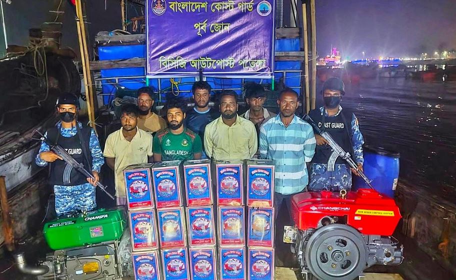 মিয়ানমারে পাচারকালে বিপুল পরিমাণ ডিজেল ও আলকাতরাসহ আটক ৭