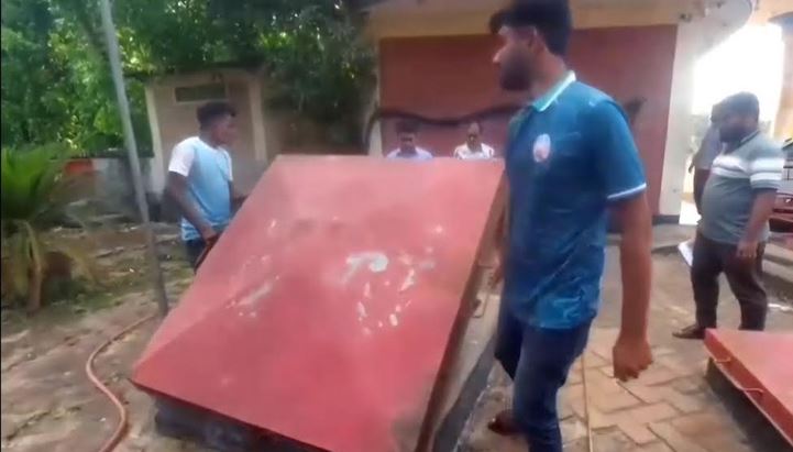 ফরিদপুরে ‘তেল নাই’ লেখা দুই পাম্পে মিললো ২৮ হাজার লিটার তেল