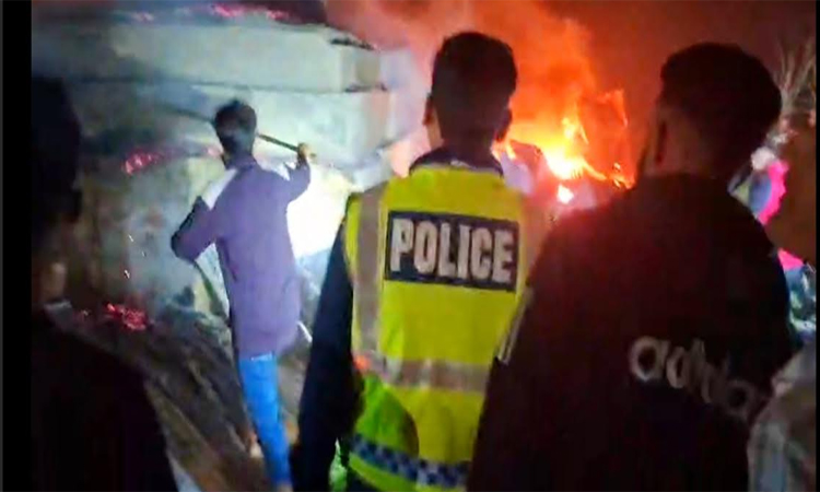 হবিগঞ্জে একটি বেকারি আগুনে পুড়ে গেছে