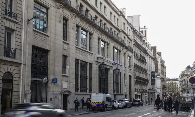 প্যারিসে মার্কিন ব্যাংকের বাইরে বোমা হামলার চেষ্টা নস্যাৎ