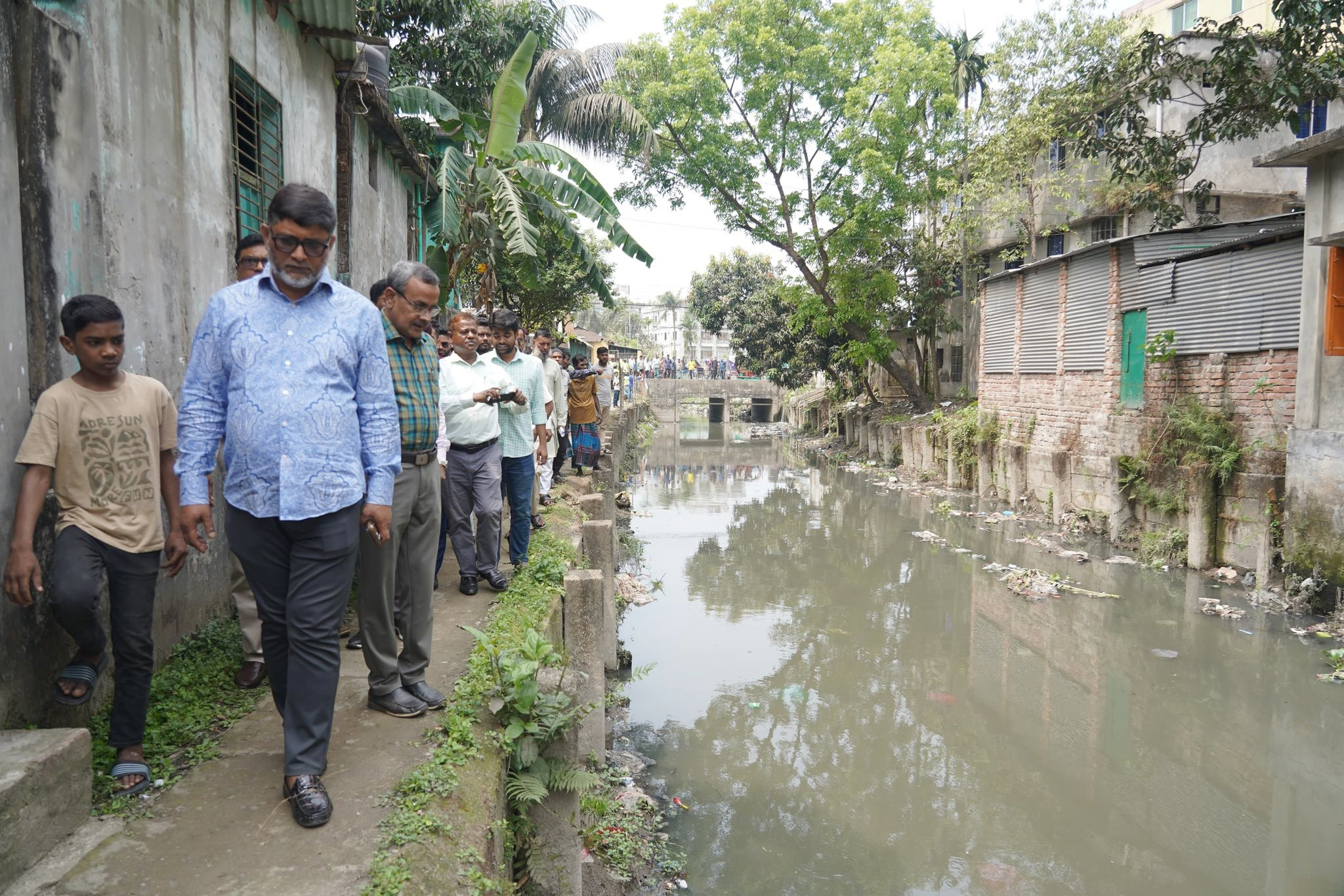ময়মনসিংহ নগরীকে জলাবদ্ধতা মুক্ত করতে খাল পুনঃখননে মাঠে প্রশাসক