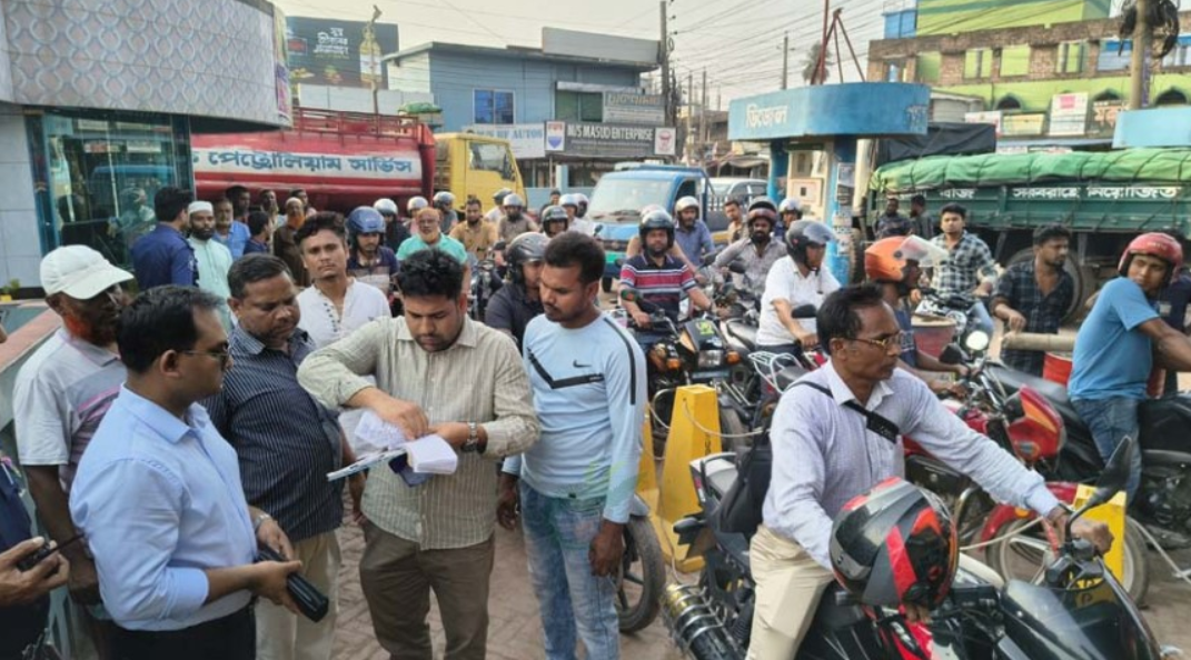 তেল মজুত রেখেও সরবরাহ বন্ধ, যশোরে পেট্রোল পাম্পকে জরিমানা