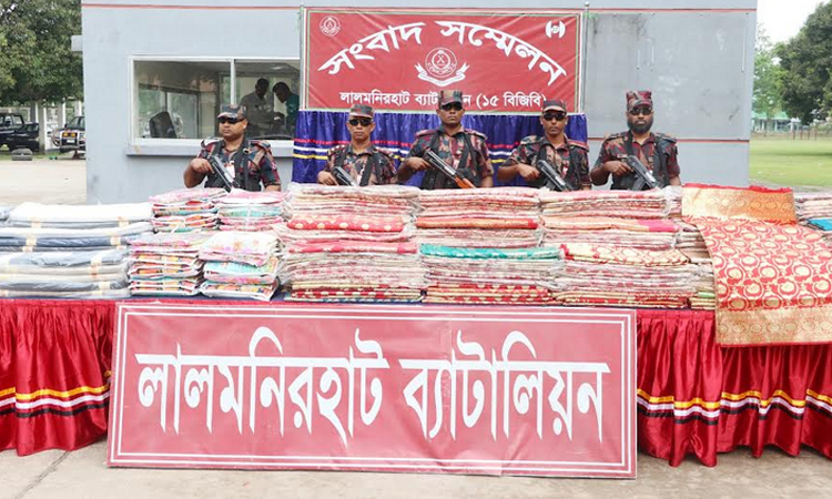 সীমান্তে চোরাচালান রোধে তৎপর ১৫ বিজিবি, ভারতীয় শাড়ি জব্দ